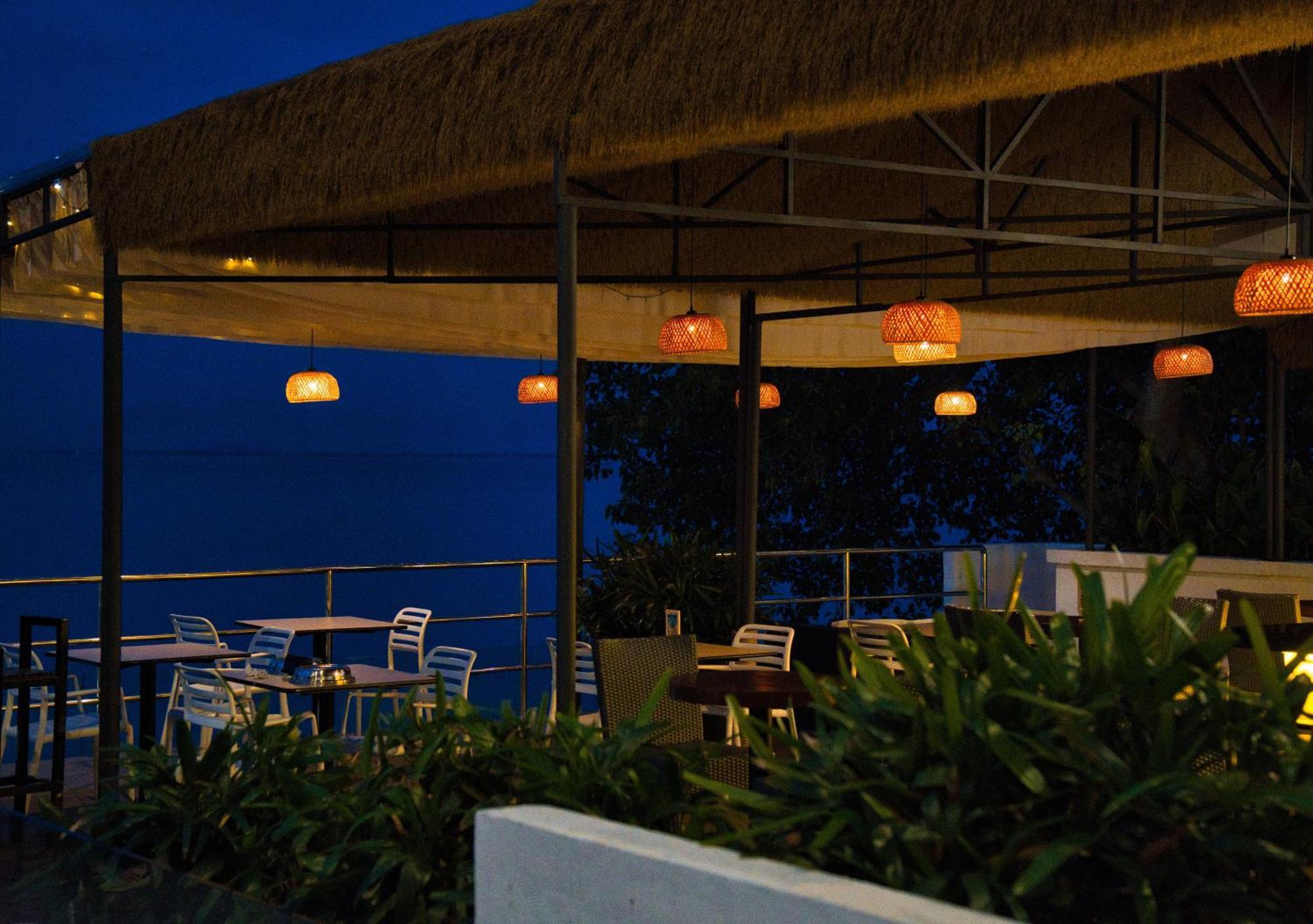 Hotel Sentral Seaview @ ​Beachfront Tanjung Bungah (Penang) Exterior foto