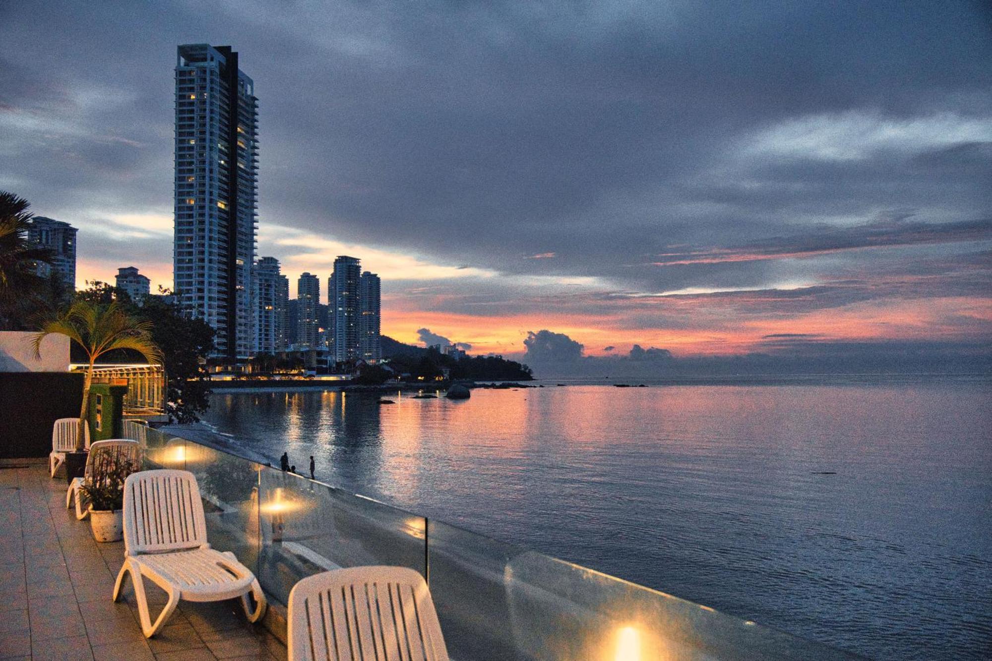 Hotel Sentral Seaview @ ​Beachfront Tanjung Bungah (Penang) Exterior foto