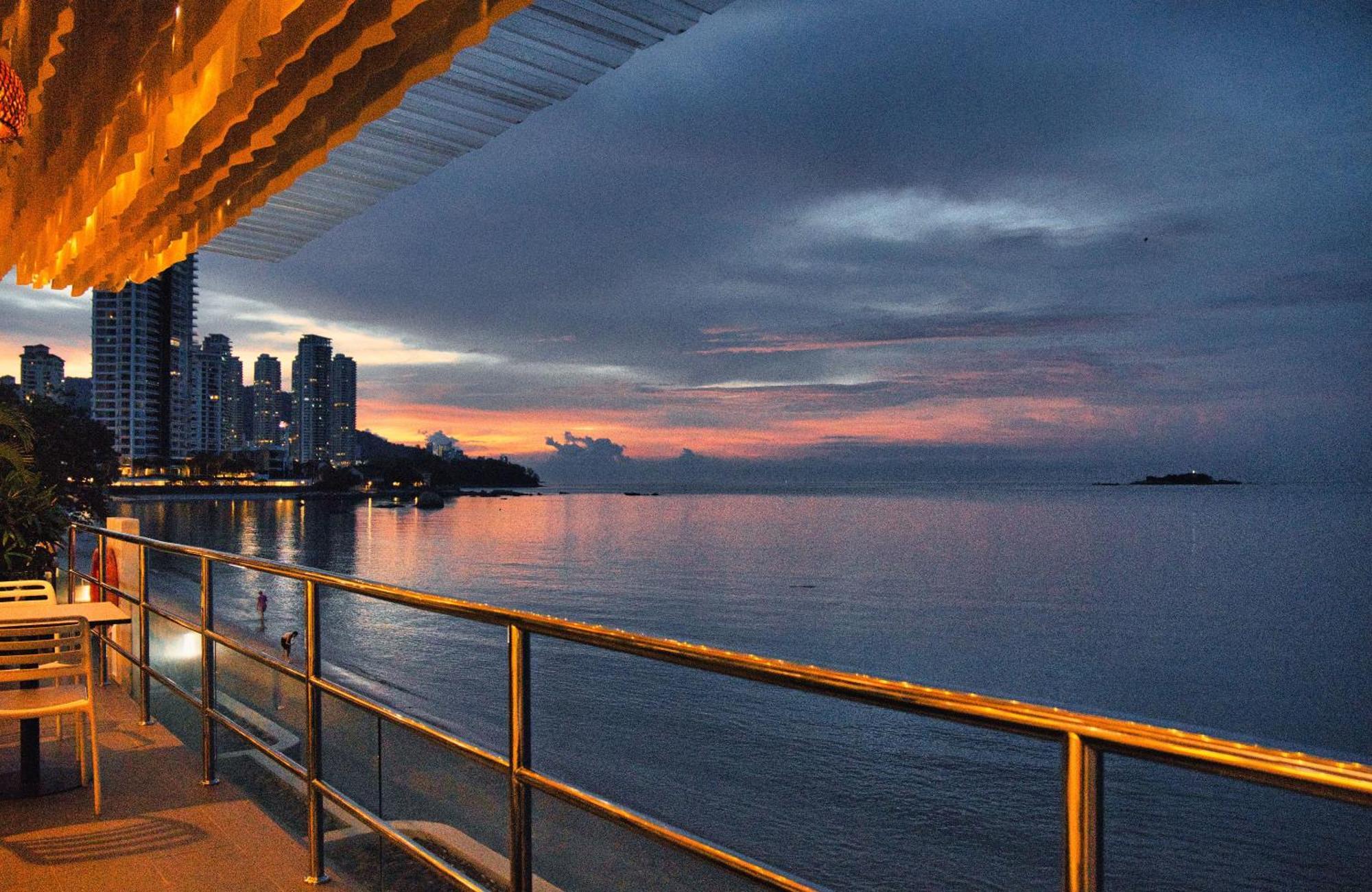 Hotel Sentral Seaview @ ​Beachfront Tanjung Bungah (Penang) Exterior foto